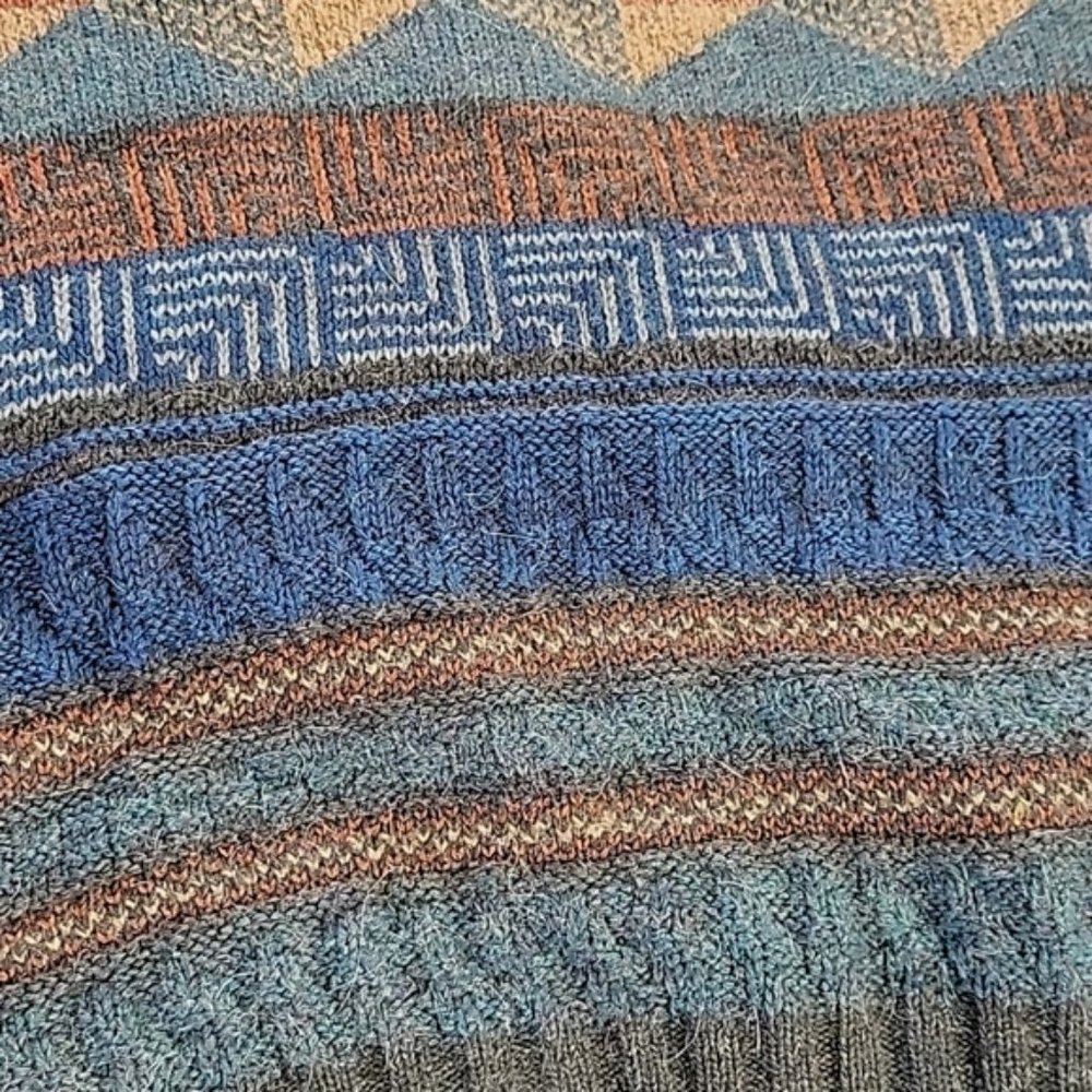 sweater - Picture 3 of 6